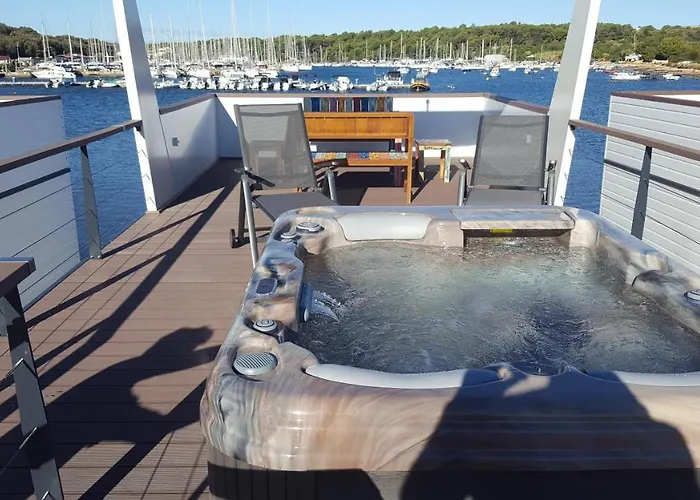 House Boat - Floating House Astrid